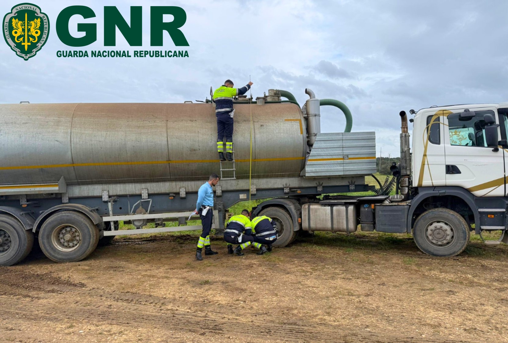 Crime Ambiental em Palmela: Pesado apanhado a despejar efluentes em terreno baldio