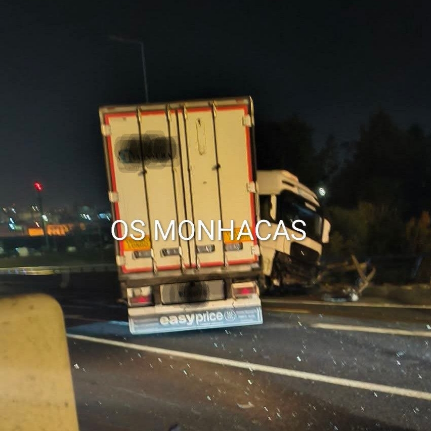 CAOS NA A19: Camião corta autoestrada nos dois sentidos em Leiria