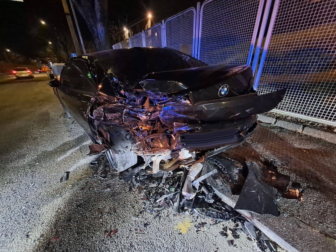 Violenta colisão na Rodovia em Braga projeta viatura de luxo estacionada