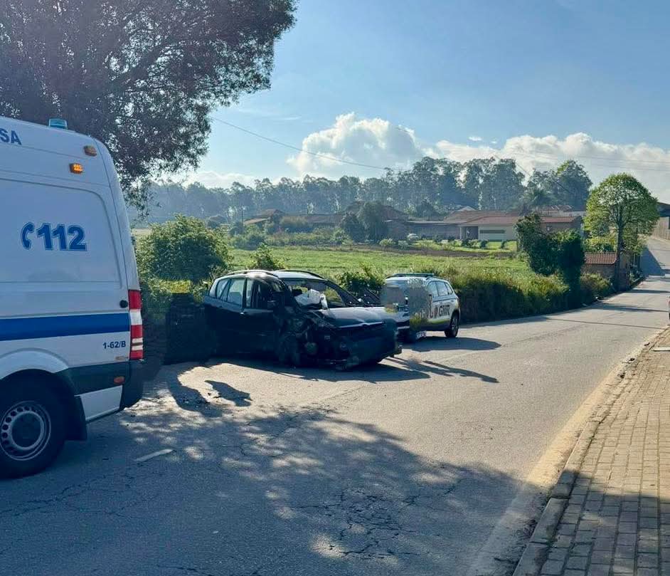 ACIDENTE EM FRADELOS CAUSA QUATRO FERIDOS LIGEIROS ESTA MANHÃ