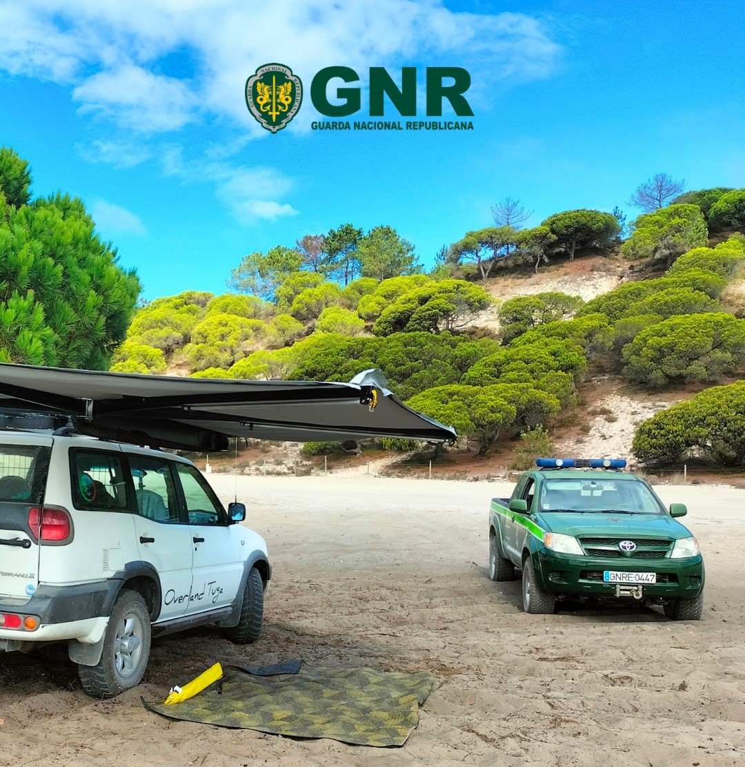 SESIMBRA: GNR MULTA QUATRO CONDUTORES POR CIRCULAÇÃO E ESTACIONAMENTO EM ZONA DUNAR