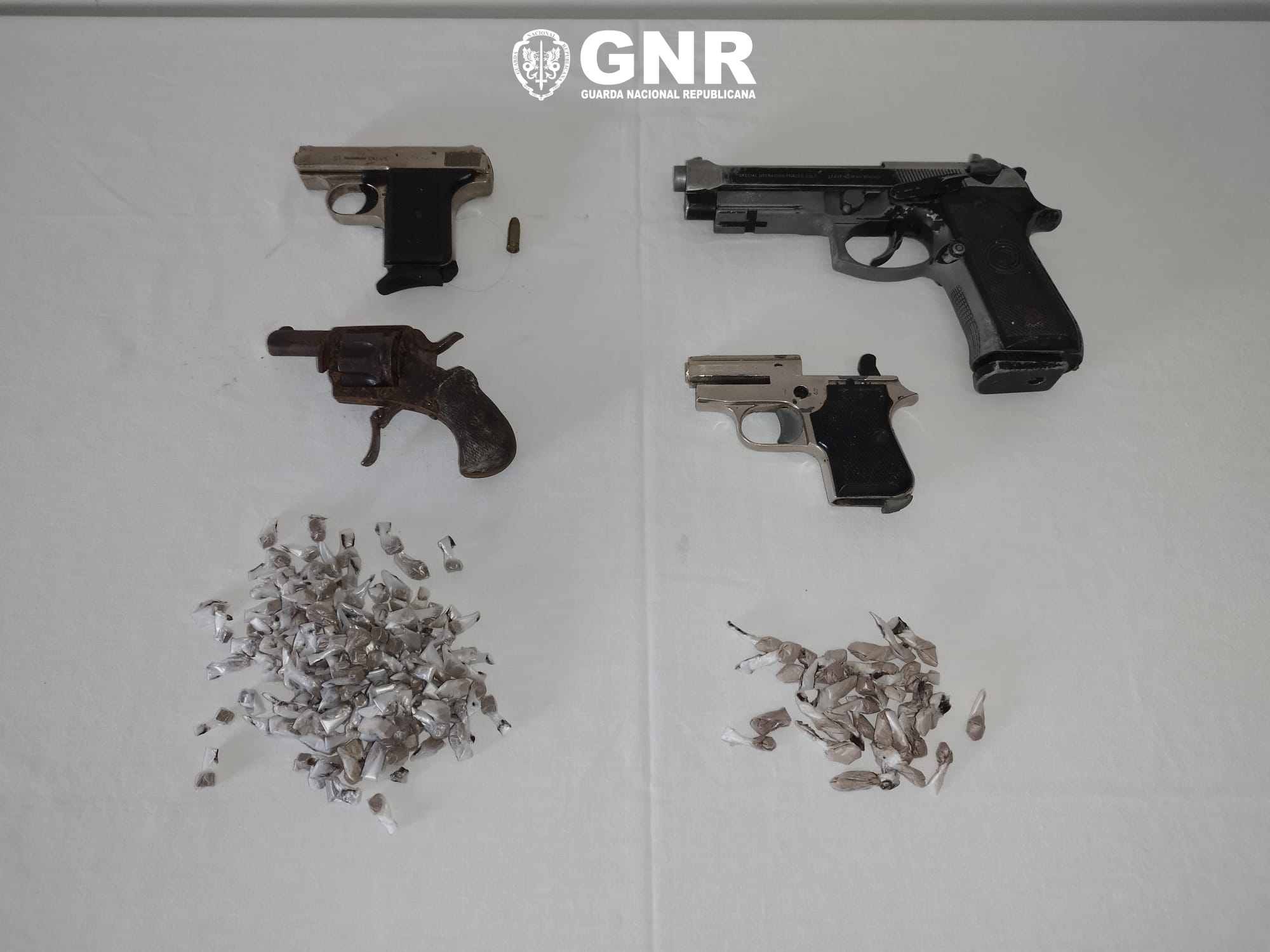 Operação da GNR em Valpaços resulta na apreensão de mais de 2 500 doses de droga e armamento