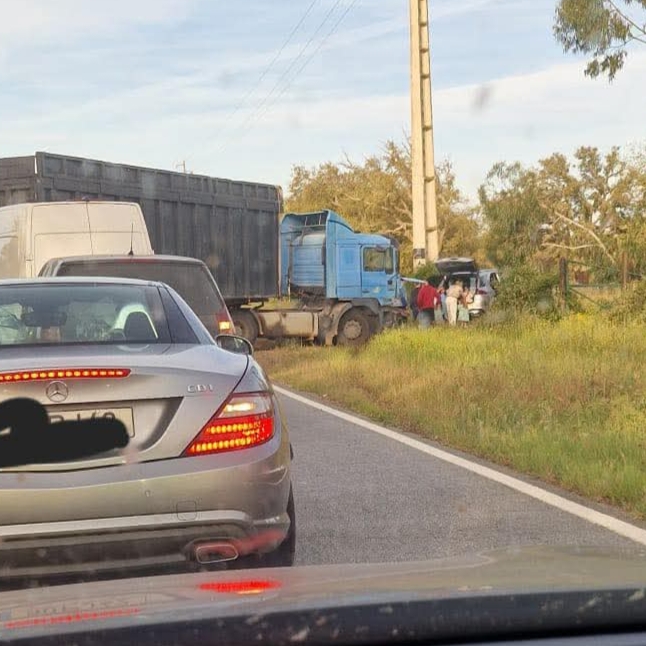 Acidente entre pesado e ligeiro em Samora Correia provoca dois feridos