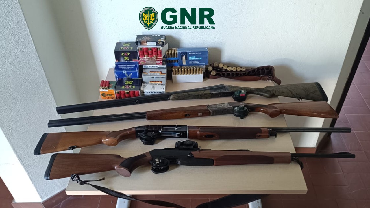 VILA NOVA DE FAMALICÃO: GNR APREENDE ARMAS E MUNIÇÕES NO ÂMBITO DE INVESTIGAÇÃO POR AMEAÇAS