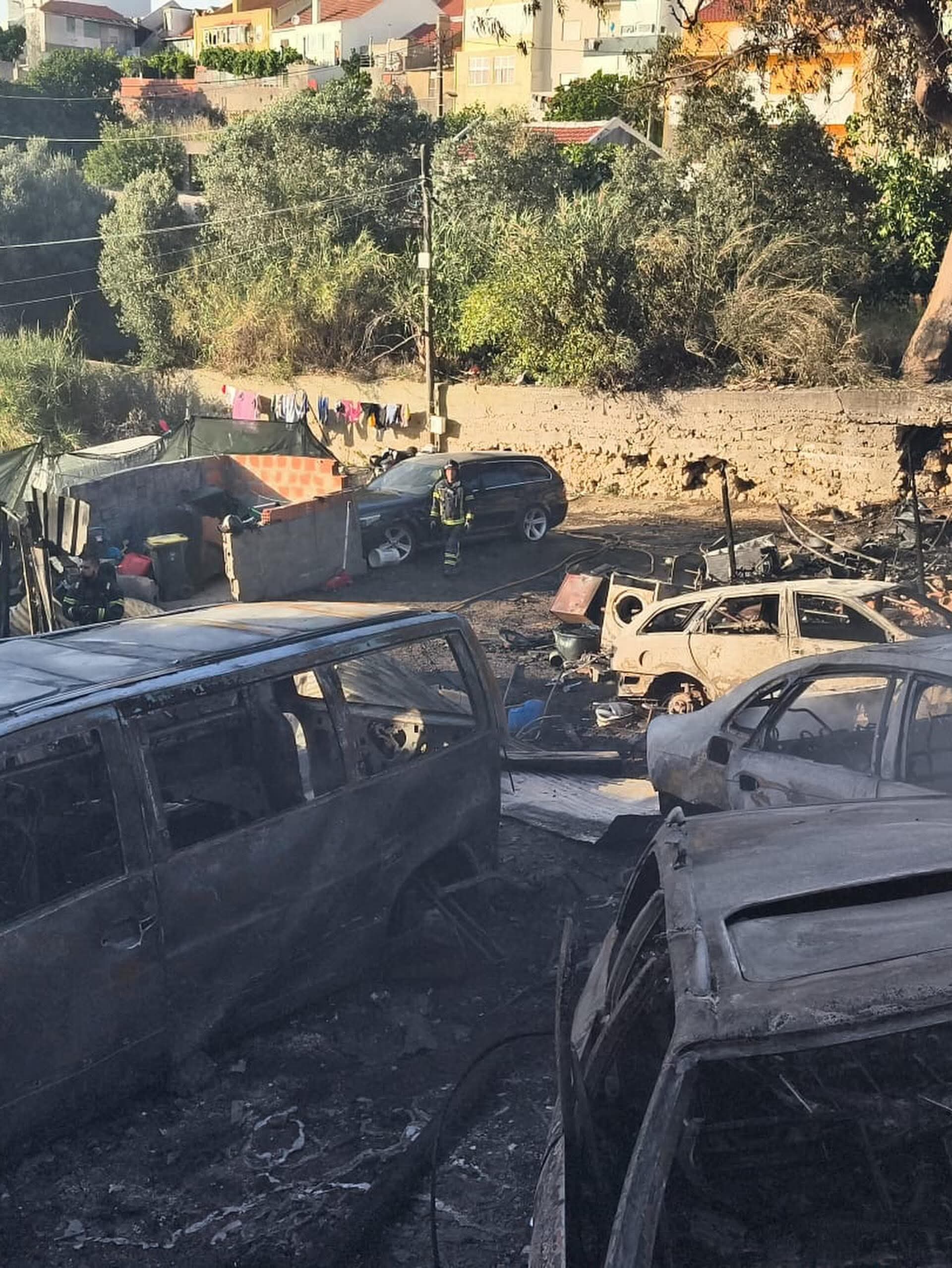 Incêndio Destrói Habitação na Rua General França Borges em Lisboa