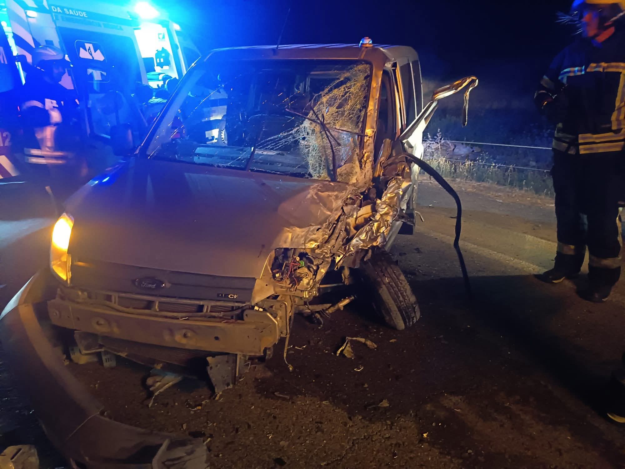 Choque frontal em Castro Marim provoca 5 feridos, sendo que apenas 3 foram transportados para o Hospital de Faro.