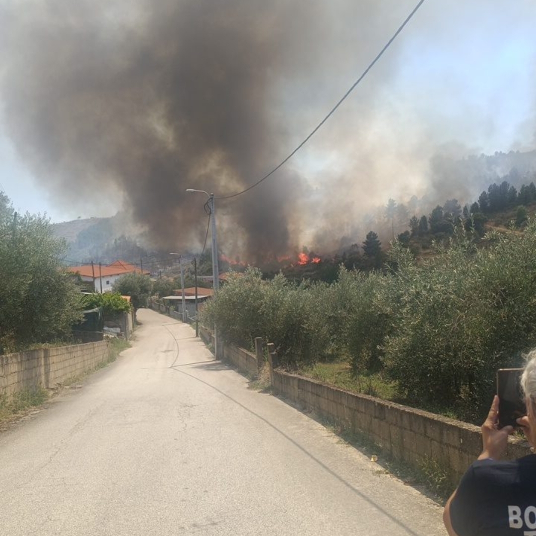 Incêndio em Mato mobiliza 130 operacionais no concelho de Murça
