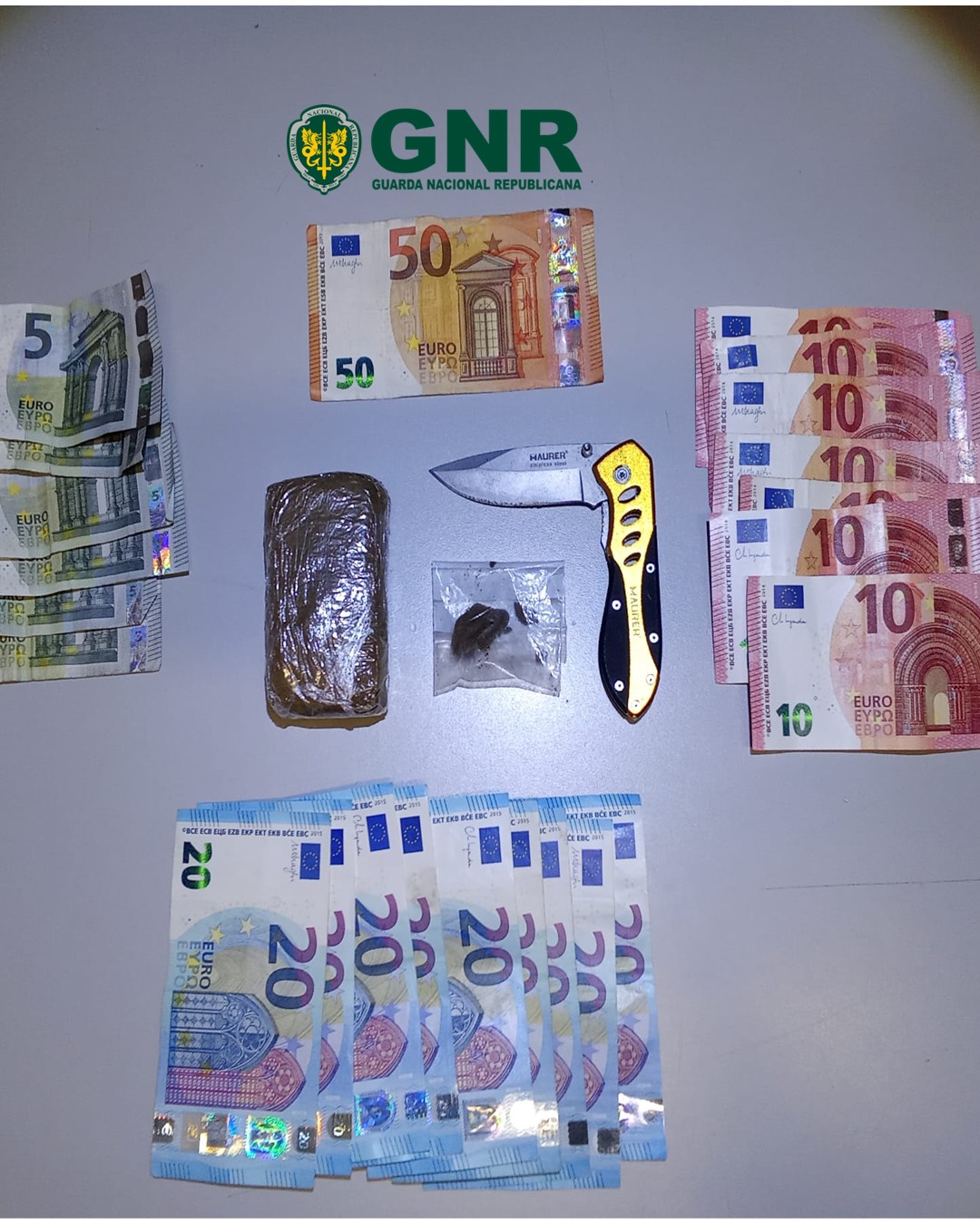 GRÂNDOLA: HOMEM DE 23 ANOS DETIDO COM QUASE 200 DOSES DE CANÁBIS EM FISCALIZAÇÃO RODOVIÁRIA