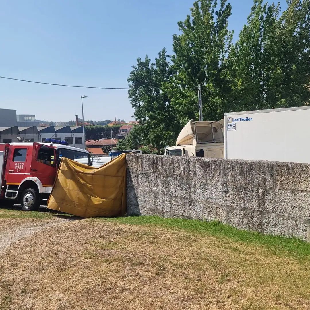 Condutor de camião morre em manobra de cais de cargas em Guimarães