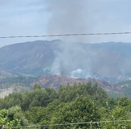 Bombeiras de Famalicão no Hospital por Precaução após Mudança de Vento em Incêndio