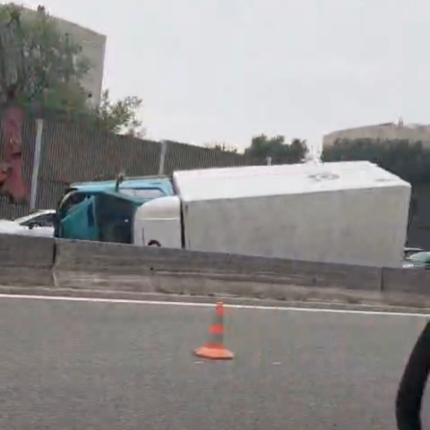Despiste aparatoso de camião corta A3 na Maia e faz um ferido grave