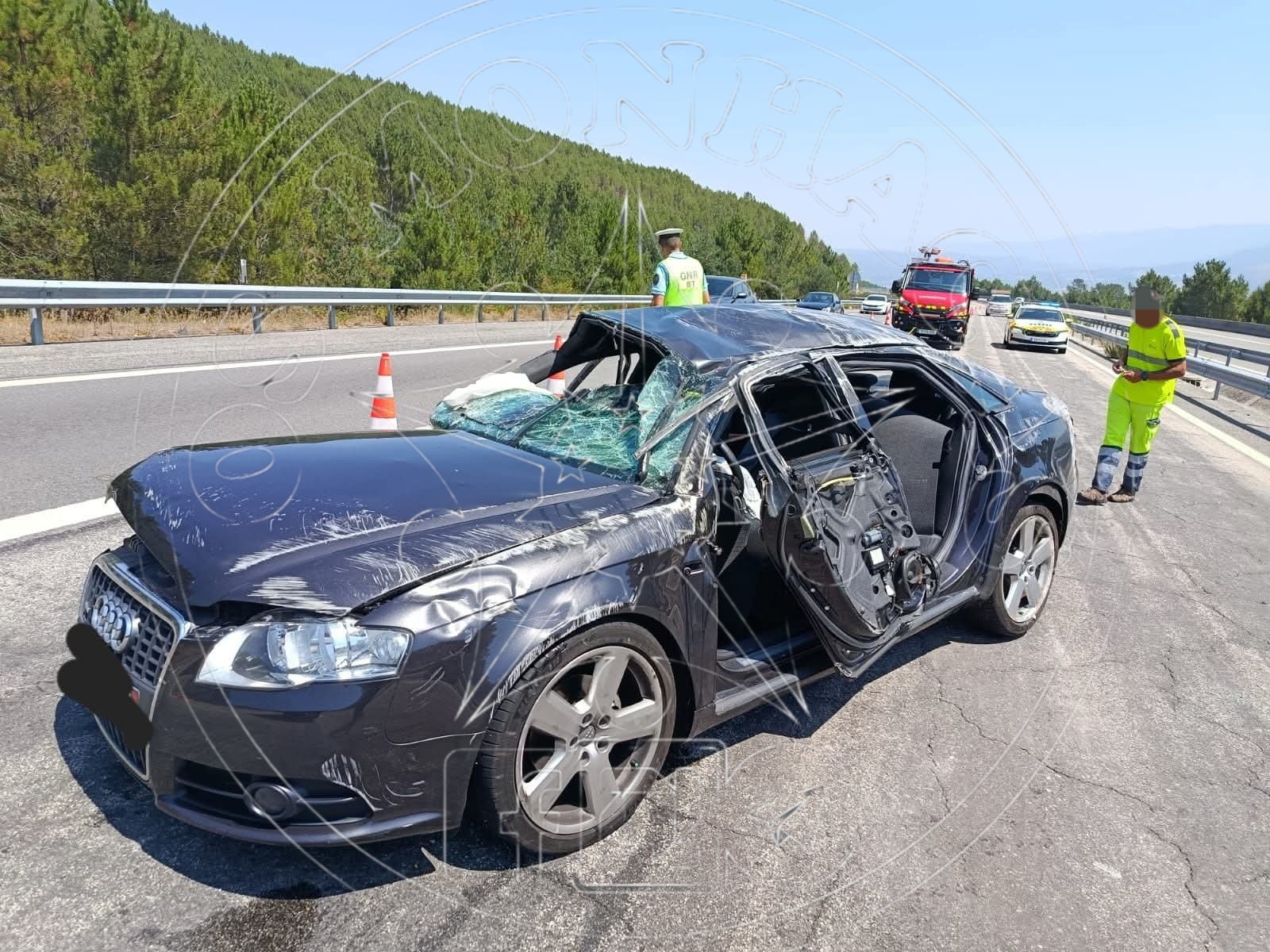 COLISÃO NA A24 ENTRE LIGEIRO E PESADO CAUSA TRÊS FERIDOS LIGEIROS