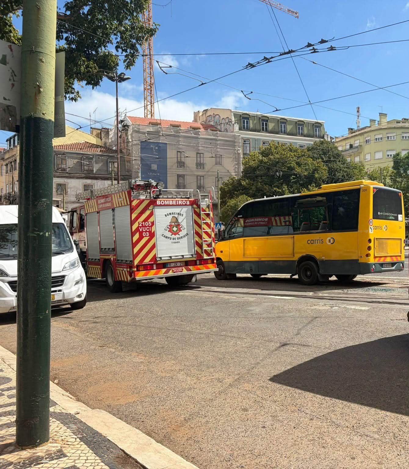 Colisão entre elétrico e autocarro da Carris faz três feridos na Estrela em Lisboa