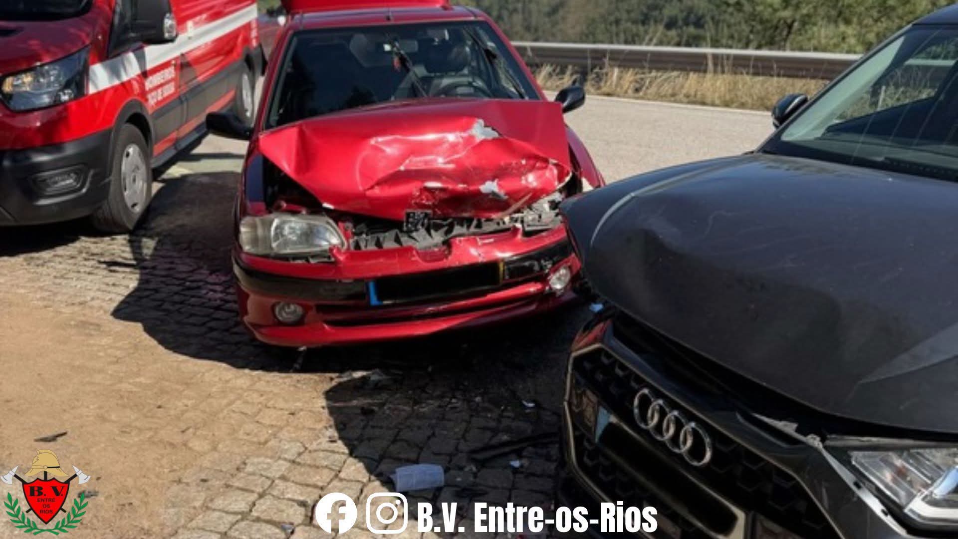 Colisão entre dois carros provoca seis feridos na N108 em Canelas
