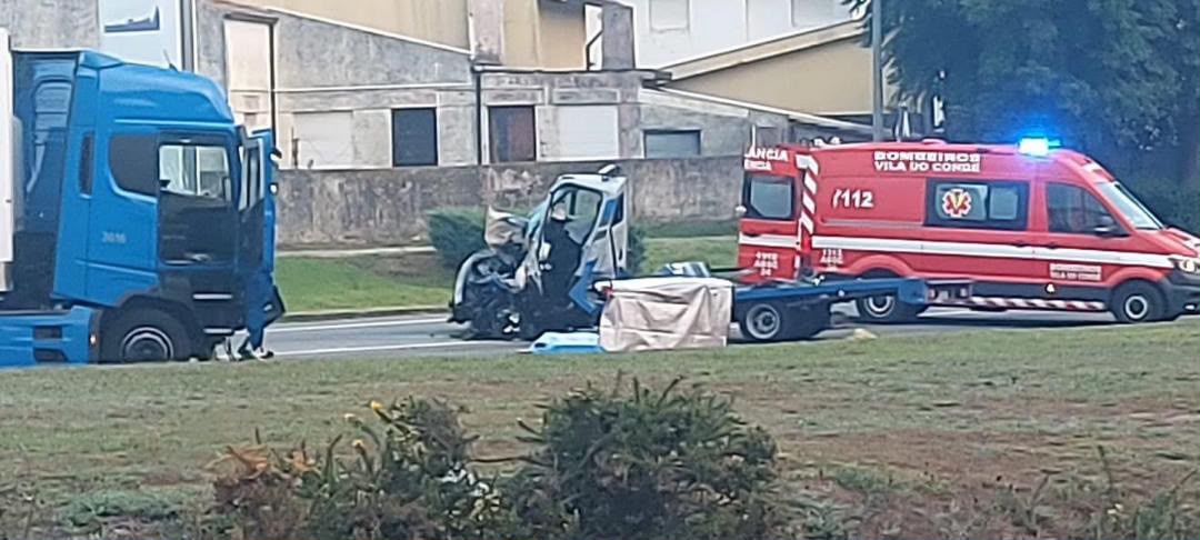 Colisão entre ligeiro e pesado de mercadorias faz um morto e um ferido em Vila do Conde