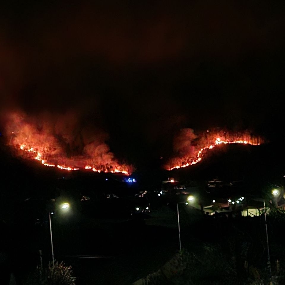Três incêndios juntam-se e provocam fogo violento com três aldeias na linha de fogo no distrito de Coimbra