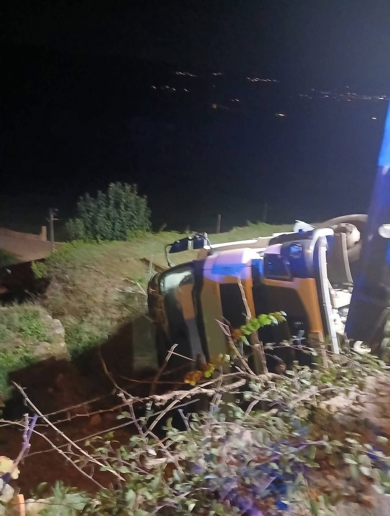 Vila Real: Veículo pesado de transporte de resíduos capota em Almodena