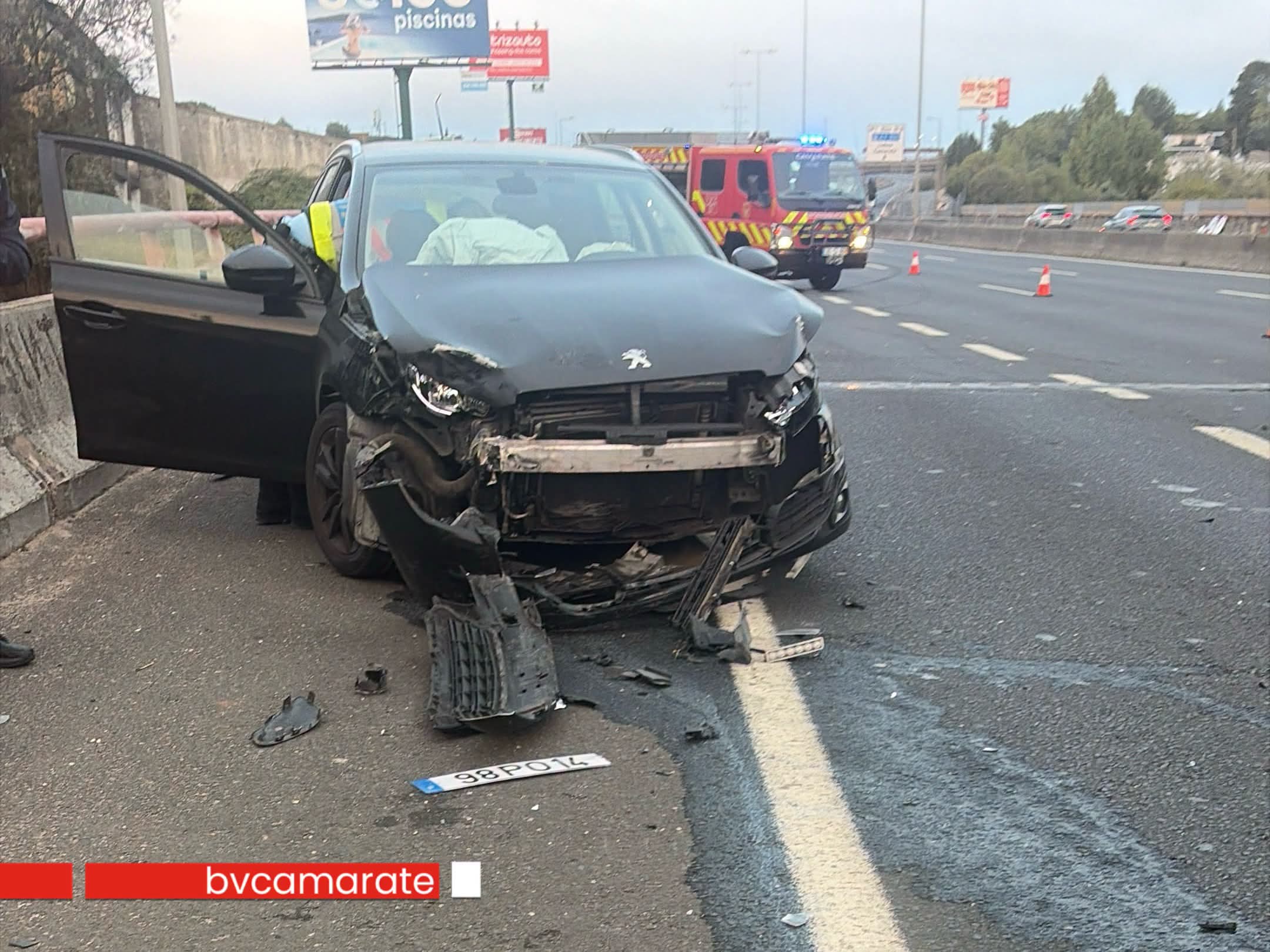 IC17: Condutor em fuga após colisão entre carro e autocarro no sentido Algés-Sacavém