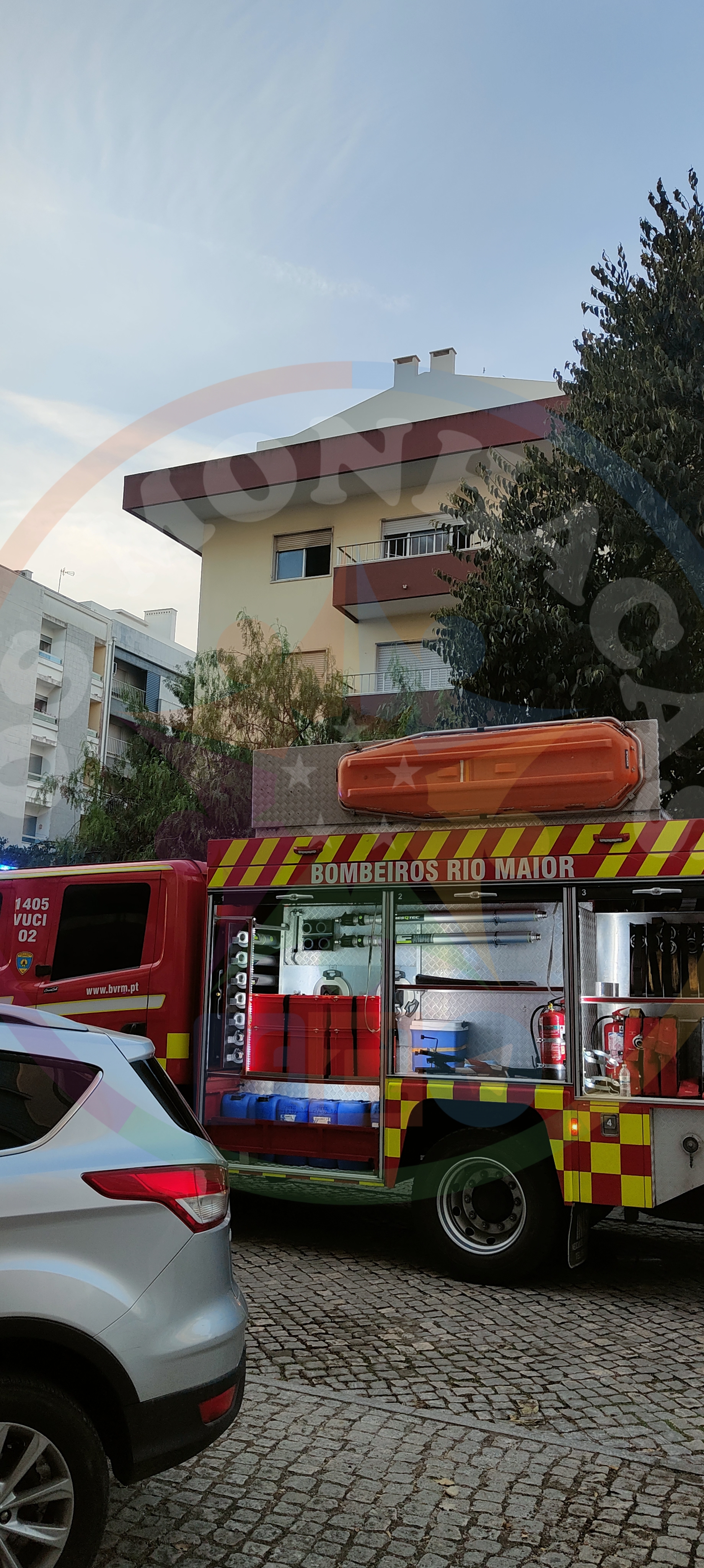 Incêndio em apartamento mobiliza bombeiros e GNR em Rio Maior(c/fotos)