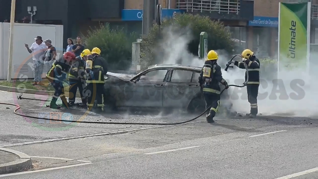 Incêndio em veículo ligeiro numa bomba de gasolina em Alfena faz um ferido