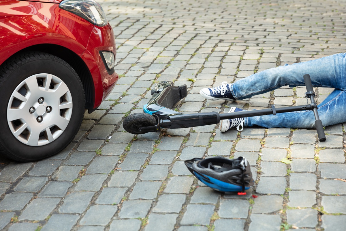 Trotinetes e Bicicletas Elétricas: Capacete e Refletores Passam a Ser Obrigatórios com Multas Até 300 Euros
